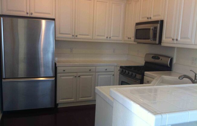 End unit townhome - Stainless Appl, Garage Washer, Dryer, Refrigerator, Pets considered