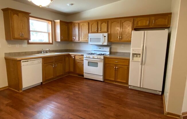 3 beds, 2 baths, $1,700, Unit 1323