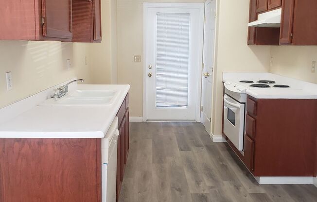 2 beds, 1 bath, $1,300, Unit 2