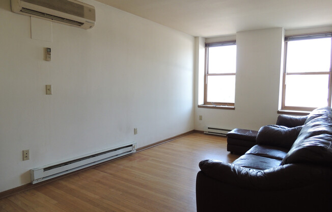 AVAILABLE NOW 1 Bedroom w/ Den Apartment, Hardwood Floors, Downtown Waukesha!