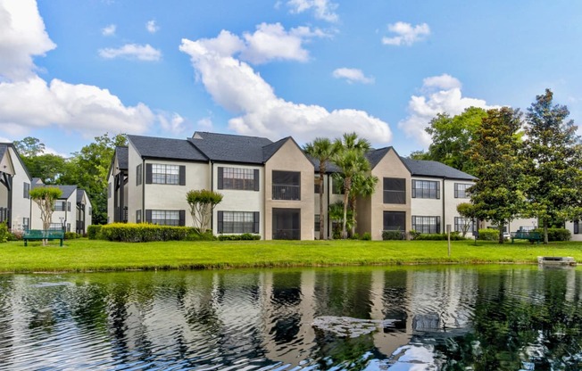 Pond and exterior at Cypress Run Apartments in Orlando