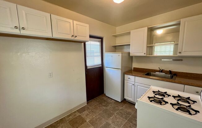 1 BR 1BA Cottage in North Park, across from North Park Community Park, Pet Friendly