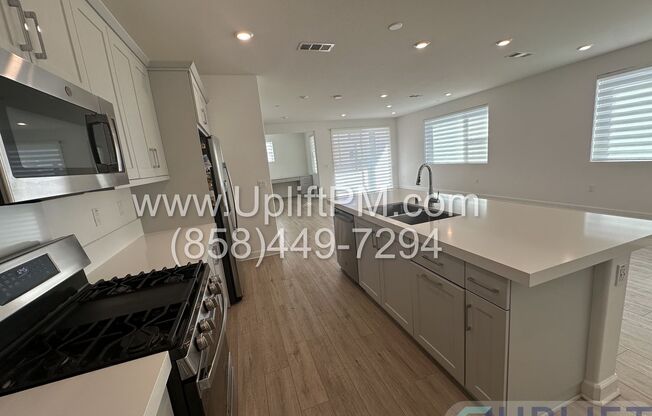 4 Bed 3.5 Bath Townhome in Chula Vista w/ Washer/Dryer and 2-Car Garage