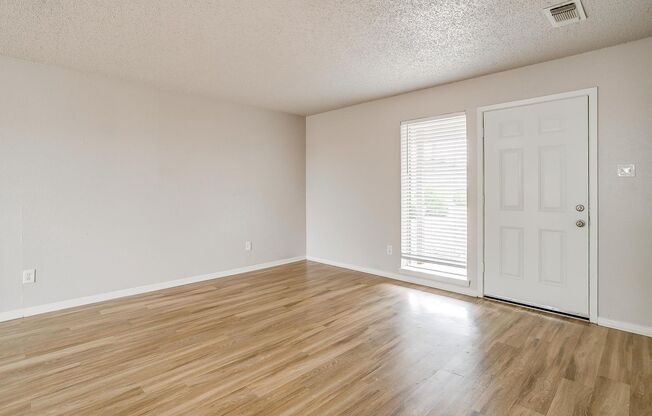 2 beds, 1 bath, 878 sqft, $1,150, Unit 338 W Mustang