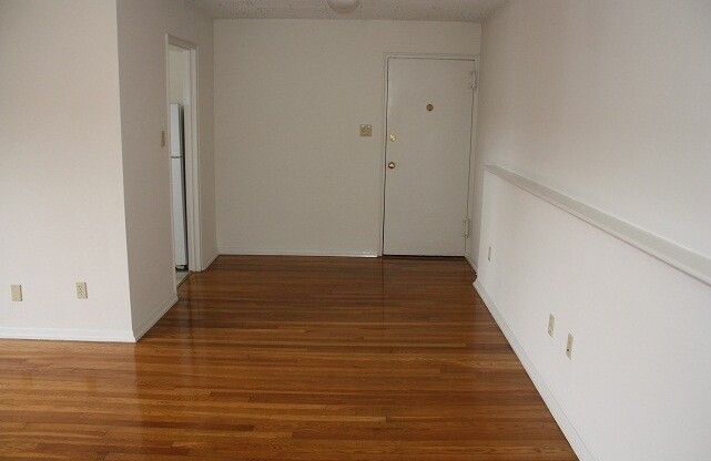 2 beds, 1 bath, 800 sqft, $1,795, Unit 106EM3C