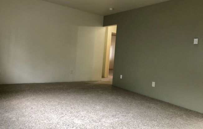 2 beds, 1 bath, 930 sqft, $1,300, Unit #7