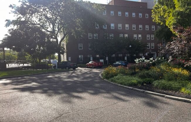 2 beds, 1 bath, $1,899, Unit 521