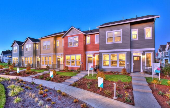 Spacious 3 bed/2.5 Bath Townhome in Hillsboro!! Greenspace views! Ample Storage & Convenient Location!