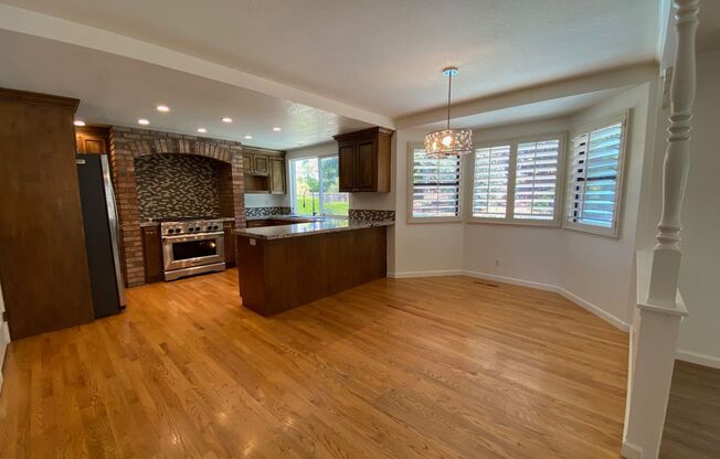 ALMADEN VALLEY - Sharp home with 4 large bedrooms (plus bonus room) and 3 full bathrooms, pool.