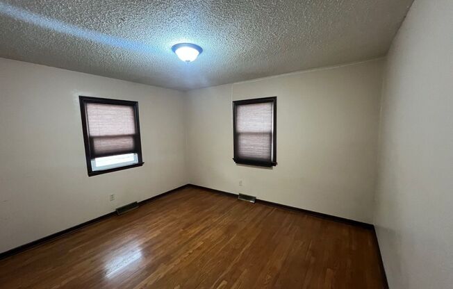 Great Duplex with 2+ bed/1 bath/1 Car garage in KCK!