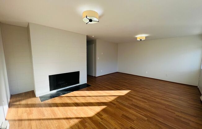 3-Bedroom North Green Lake Townhouse-Style Apartment – Prime Location