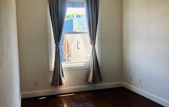 Sunlit Top Floor Jr. One Bedroom apartment home in Hayes Valley