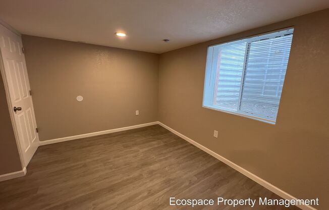 3 beds, 1 bath, $2,095, Unit 4524 B