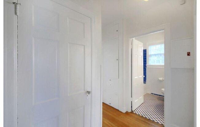 2 beds, 1 bath, $1,995, Unit 401 E. 33rd St