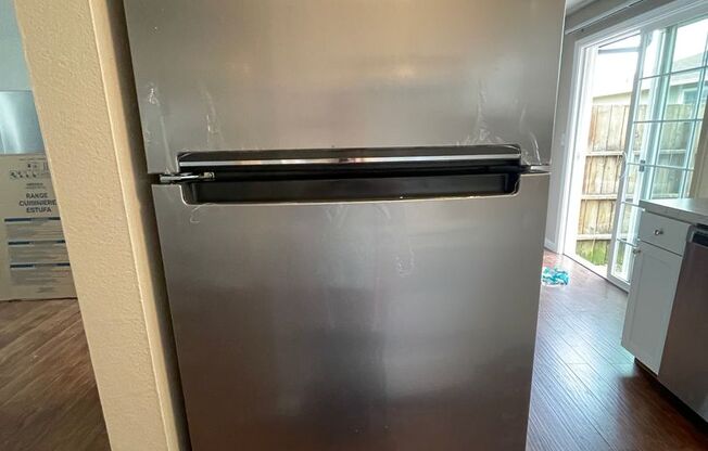 2 beds, 1 bath, 945 sqft, $1,575, Unit 037