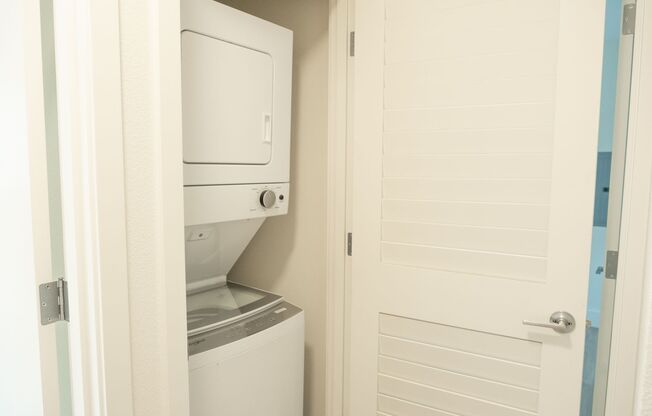 2 beds, 1 bath, 870 sqft, $2,100, Unit 57-7