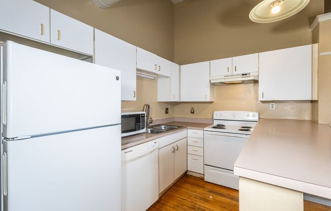 2 beds, 1 bath, 850 sqft, $899, Unit 3819 Jones St #303