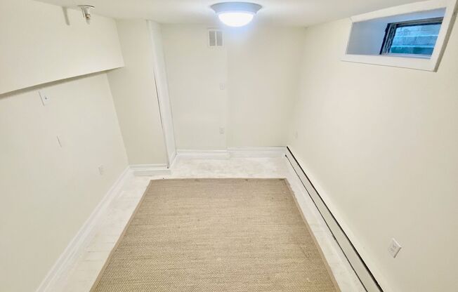 2 beds, 1 bath, $1,300