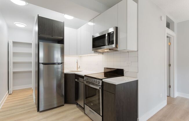 2 beds, 1 bath, 430 sqft, $2,100, Unit 2E