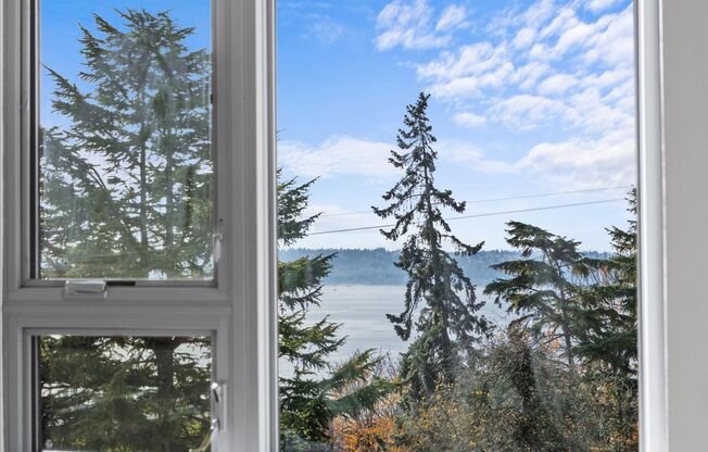 Walk to all that Downtown Queen Anne Offers!