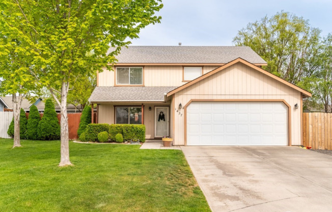 Large 4 Bedroom 2.5 Bathroom Pet Friendly Home