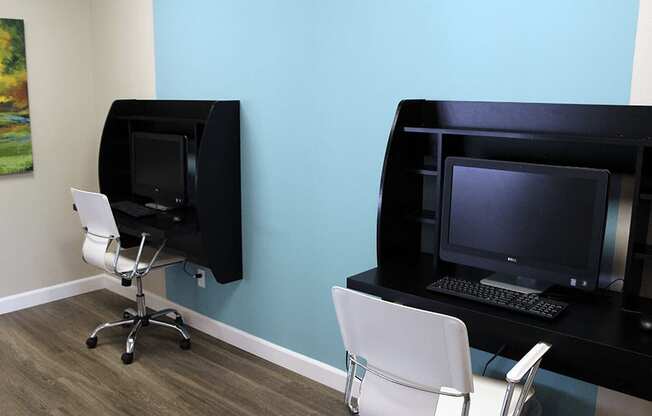 computer room at Greenway Chase Apartments