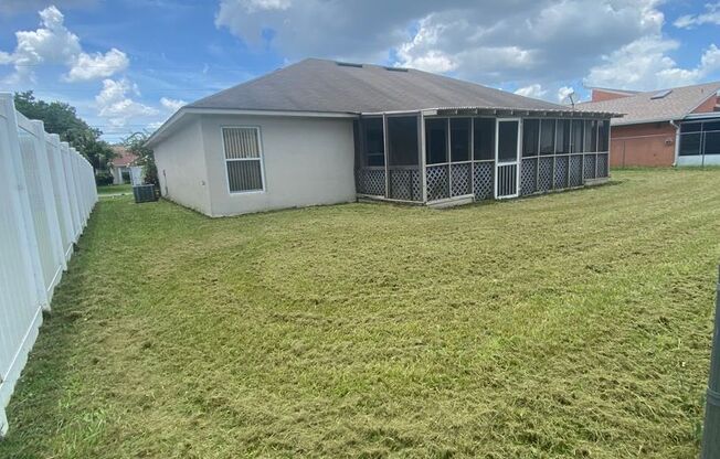 Perfectly Priced! Basic Cable & Internet Included! 4 Bed 2 Bath Ranch!