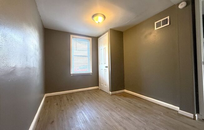 2 bedroom home - Ferguson - Remodeled -1st floor laundry