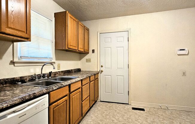 Lovely 2 Bedroom Home With A 1 Car Garage! HALF OFF FIRST FULL MONTHS RENT!!