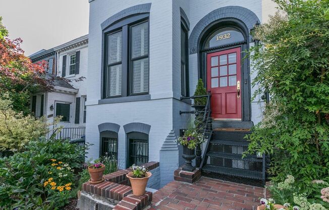Spacious & Charming Victorian Row House in Burleith-Moments from Georgetown!