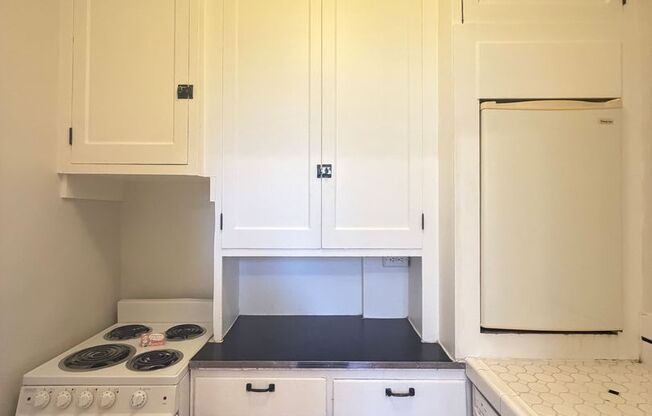 Cozy Studio Centrally Located in Downtown Portland! One Month Free For July Move In!