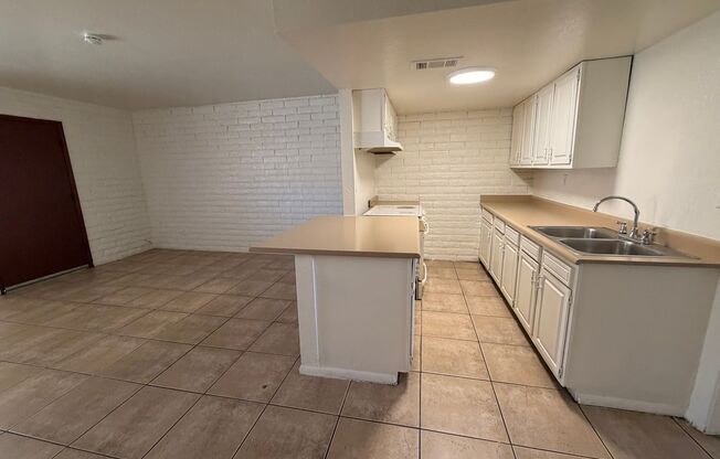 1 bed, 1 bath, 570 sqft, $899, Unit 16621-51
