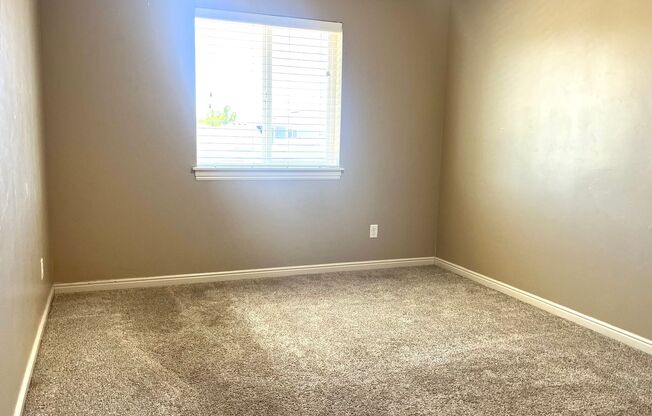 4 Bedroom/3 Bathroom Townhome in Riverton!