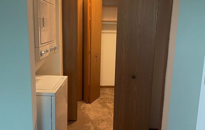 3 beds, 1 bath, 1,040 sqft, $1,695, Unit 3172-205