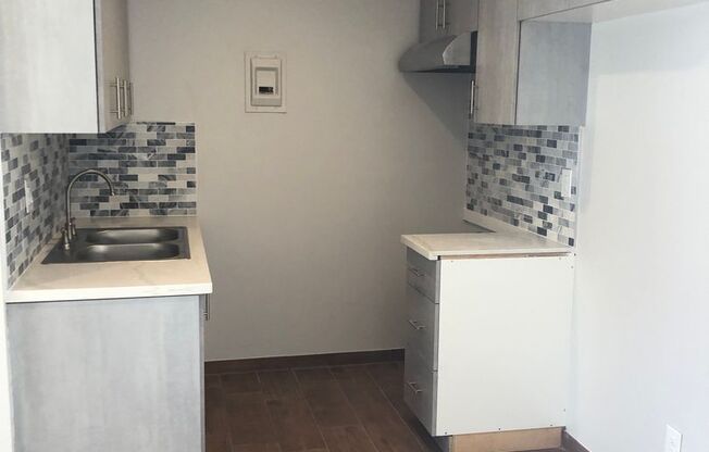 2 beds, 1 bath, $2,700, Unit 8