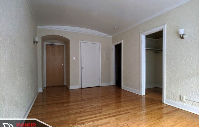 536 W Arlington Pl