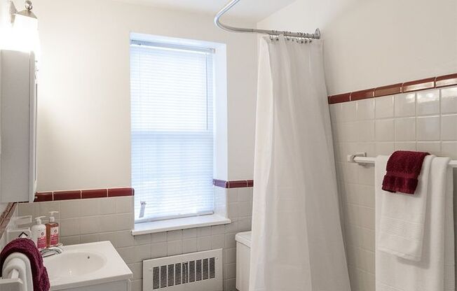 1 bed, 1 bath, 663 sqft, $2,050, Unit H-09