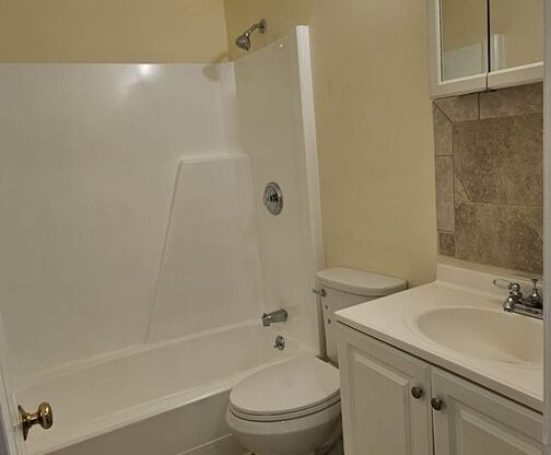 2 beds, 1 bath, $2,100, Unit 18