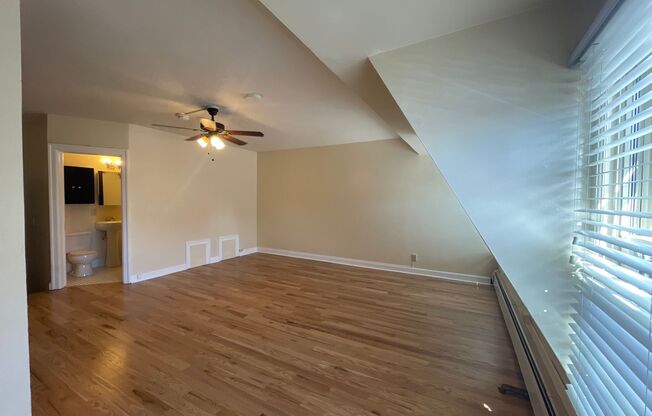 Studio, 1 bath, 370 sqft, $1,050, Unit A-38
