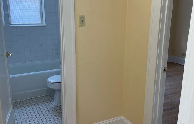 2 beds, 1 bath, 775 sqft, $1,575, Unit 400