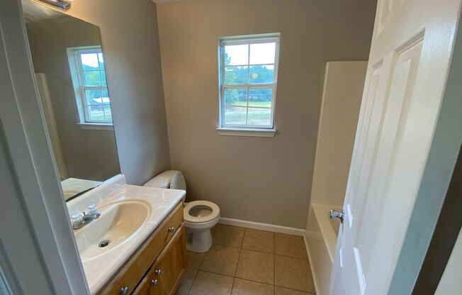 3 beds, 2 baths, $1,100, Unit 309 Wax Rd SE
