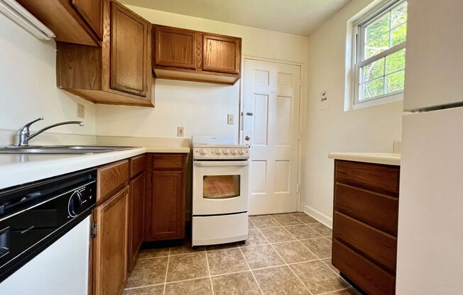 1 bed, 1 bath, 573 sqft, $850, Unit 314B Ash