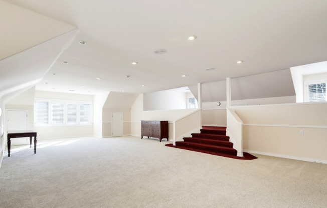 6 beds, 5.5 baths, $9,000