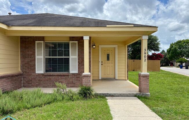 Your Perfect Retreat Awaits! A Charming 3-Bedroom 2-Bath Home Nestled in a Friendly Neighborhood!