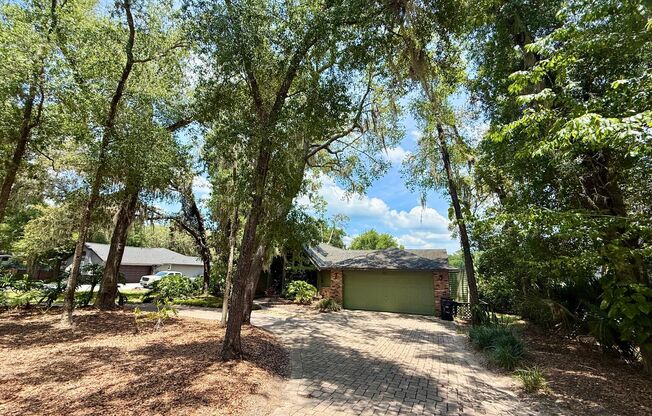 BEAUTIFUL 4/2 POOL HOME ON LAKE IN APOPKA - IN BENT OAK ON HUGE LOT!