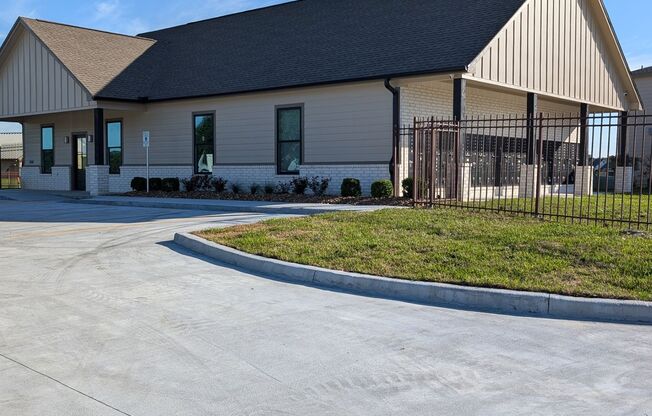 3 beds, 2 baths, 1,300 sqft, $1,675, Unit 163