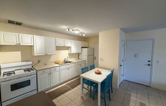 2 beds, 1 bath, $1,200, Unit Unit J-22