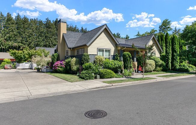 3 Bedroom/ 2 Bath Stunning Home in Eugene, OR - available NOW