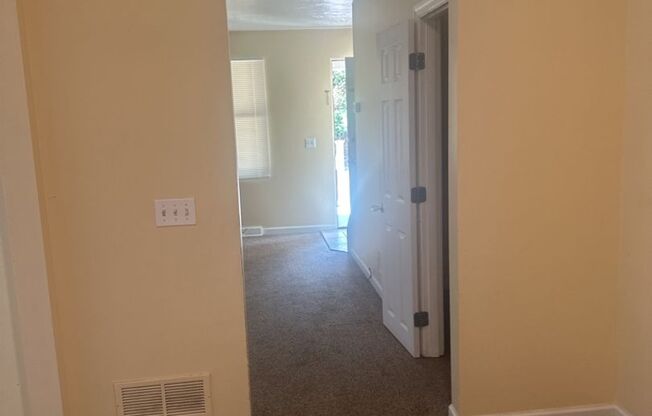 2 beds, 1 bath, $850, Unit Unit 2