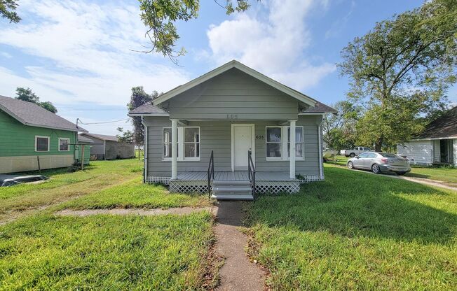 REMODELED 4 BEDROOM 2 BATH LEASE HOME WITH FULLY FUCTIONAL GARAGE APARTMENT IN LAW SUITE WITH ITS OWN KITCHEN AND BATHROOM IN FREEPORT, TEXAS